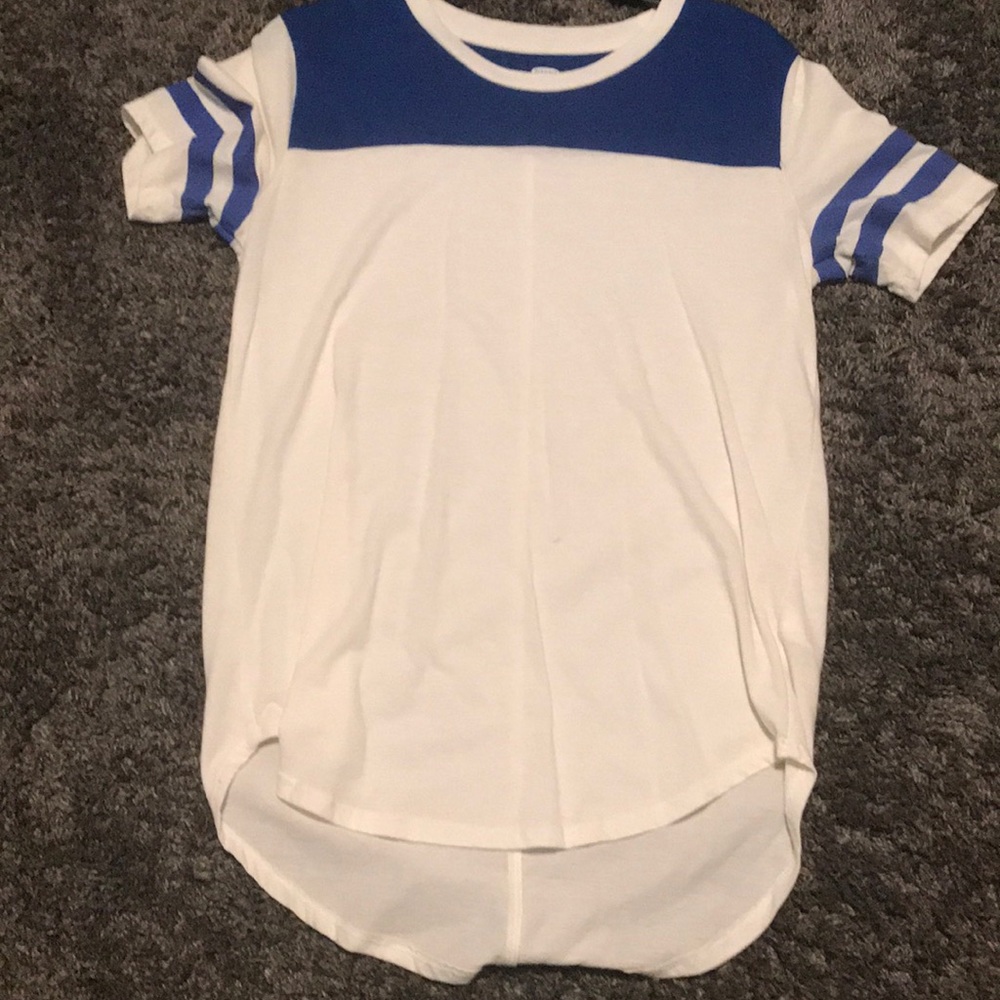 White tee with blue aligning